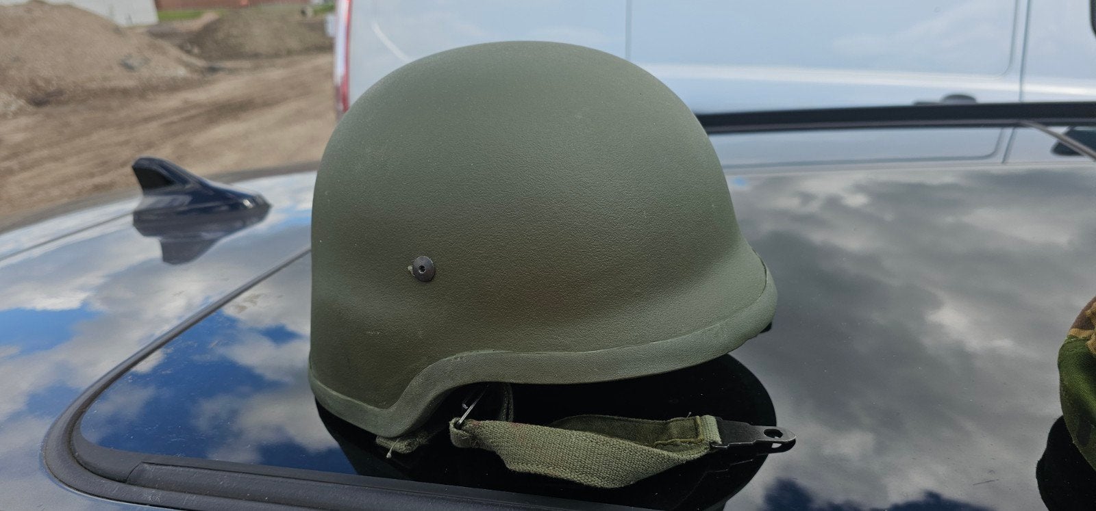 Kevlar helm met camouflagehoes, Ophalen of Verzenden, Landmacht, Overige gebieden, Helm of Baret