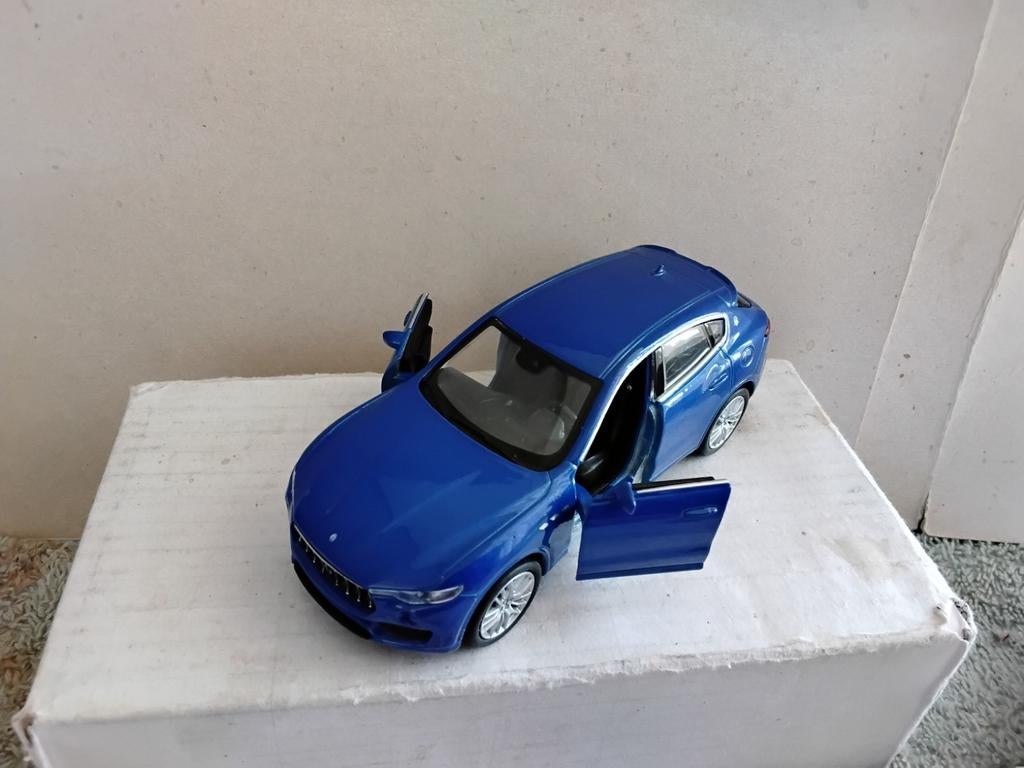 MASERATI  LEVANTE    SCHAAL  1:24, Ophalen of Verzenden, Zo goed als nieuw, Bburago
