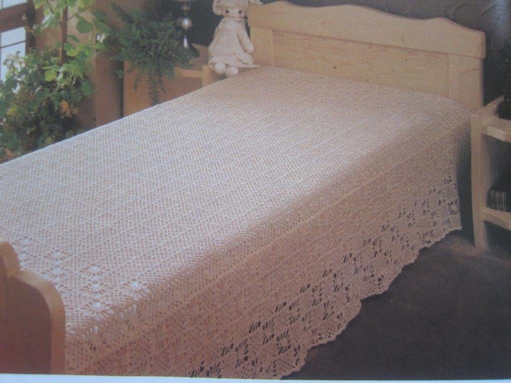 haken haakpatroon en bedden spreien tafelkleed kleden, Ophalen of Verzenden, Zo goed als nieuw, Haken, Patroon of Boek