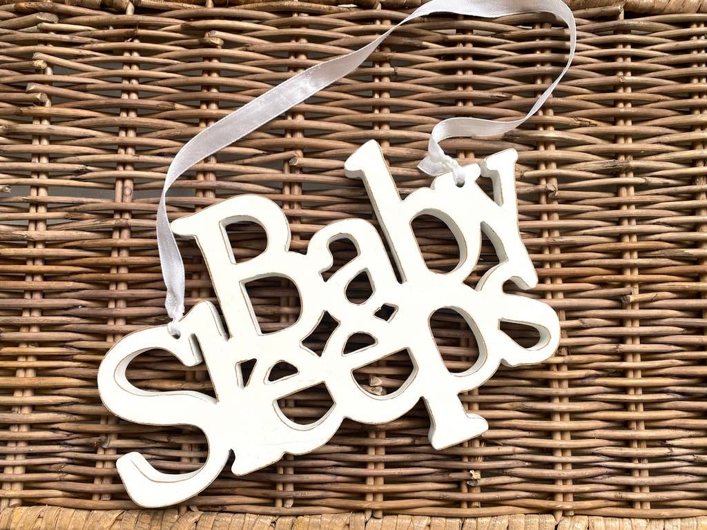 Riviera Maison Schattig houten 'Baby Sleeps' bordje, Ophalen of Verzenden, Zo goed als nieuw, Kraamcadeau