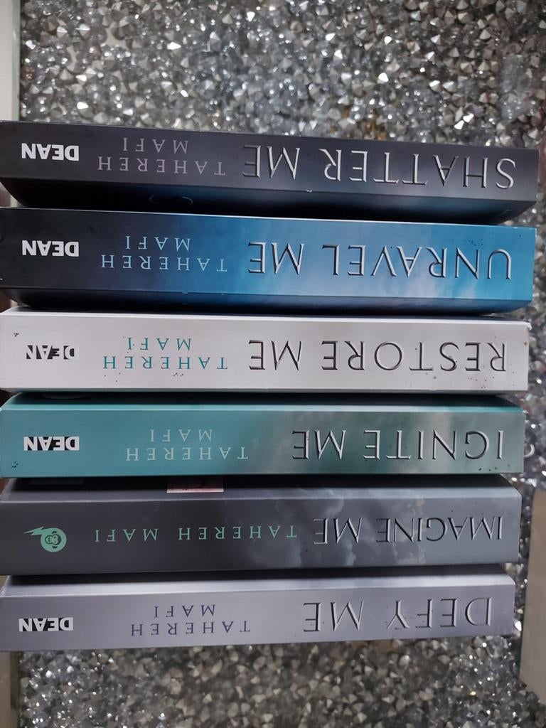 Shatter Me boeken serie. (Engels talig), Boeken, Ophalen of Verzenden, Zo goed als nieuw