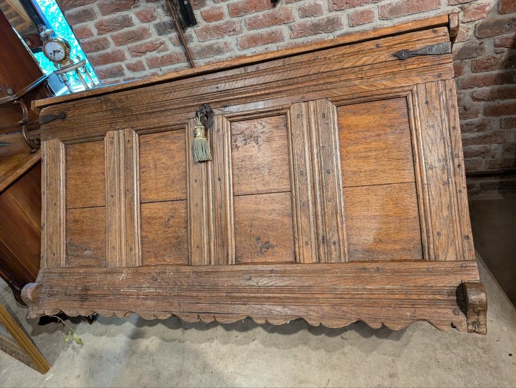 Antieke eikenhouten kist €50.  135 b 70 d 70 h, Ophalen