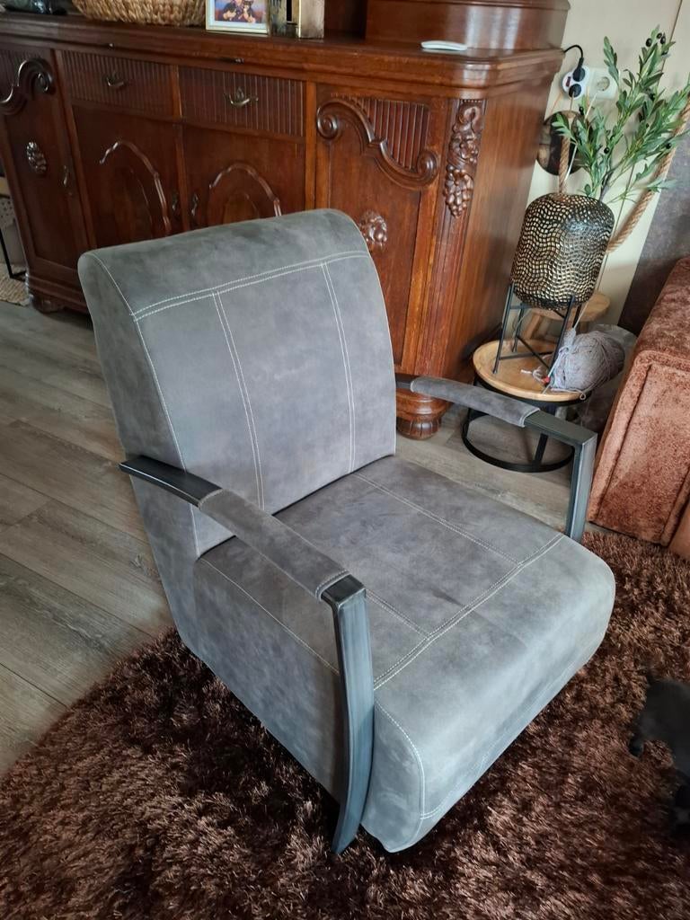 In nieuwstaat relaxstoel grijs suede, Ophalen, ?, 75 tot 100 cm, Zo goed als nieuw