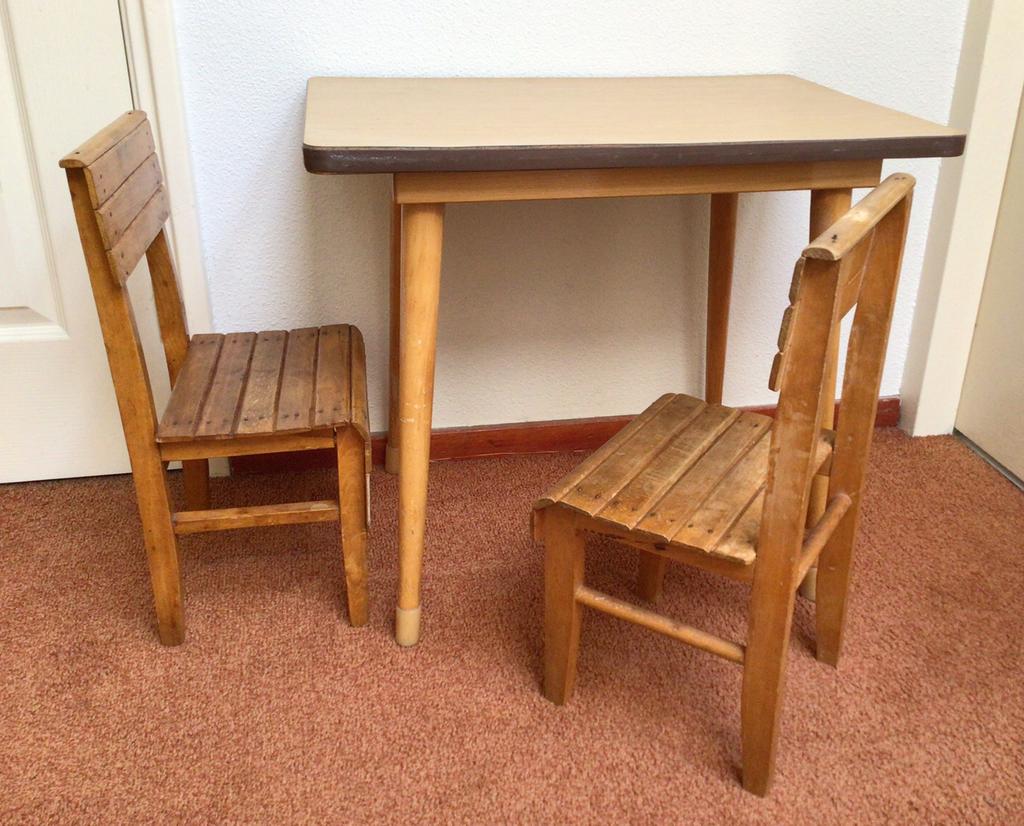 Kleuter bureau met 2 stoeltjes / Schilte Ijsselstein, Kinderen en Baby's, Ophalen, Zo goed als nieuw, Tafel(s) en Stoel(en)