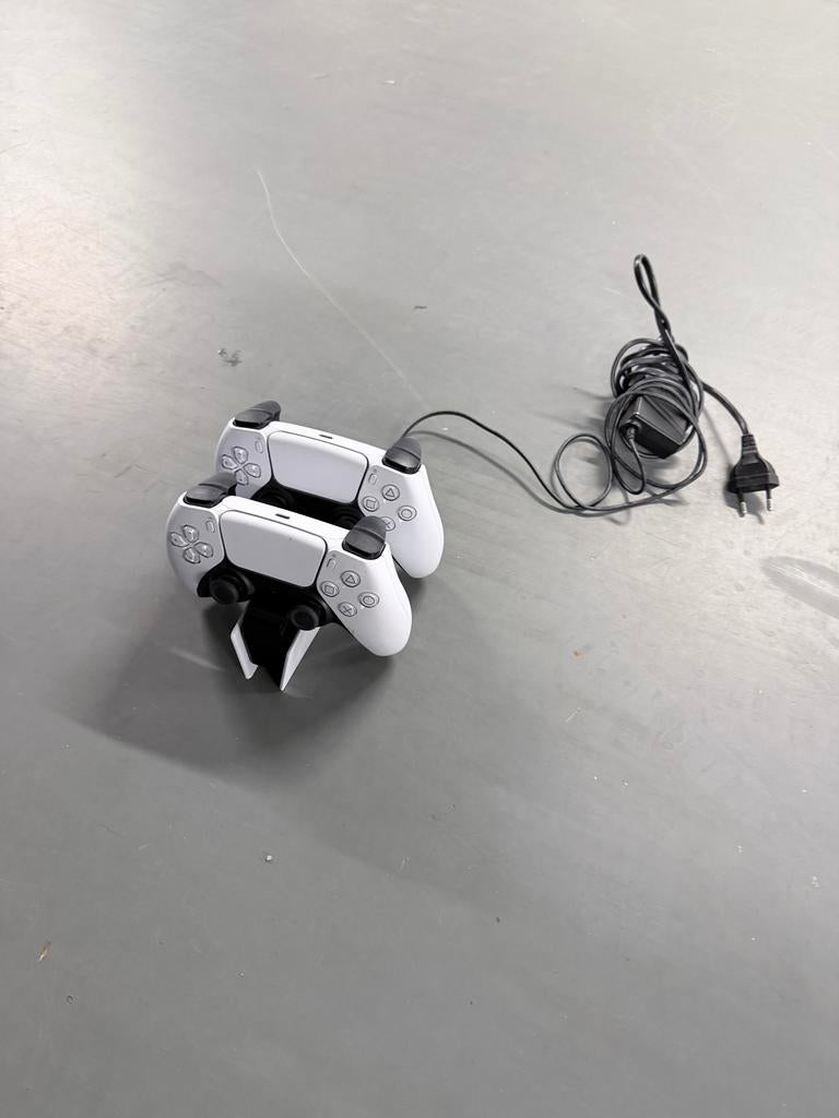 2x Sony DualSense Controllers + Original Charging Station, Ophalen of Verzenden, Zo goed als nieuw, Controller, Draadloos