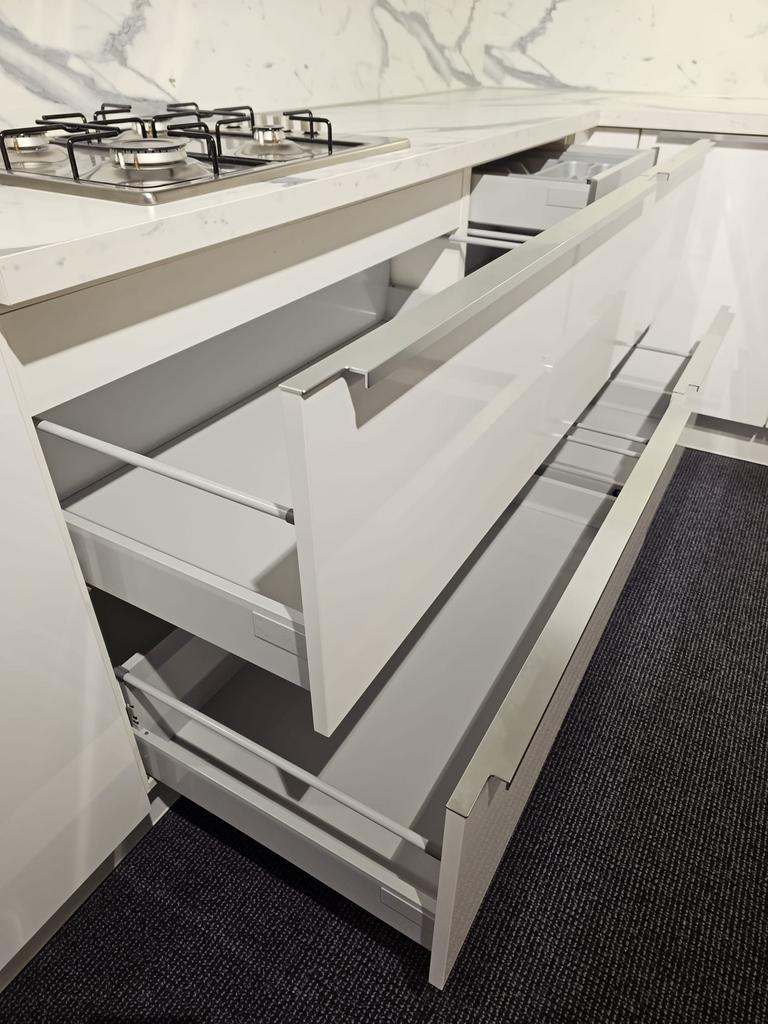 Hoogglans Witte Showroom Keuken + Apparatuur + GEDEMONTEERD, Wit, Hoekkeuken, Nieuw, Ophalen of Verzenden