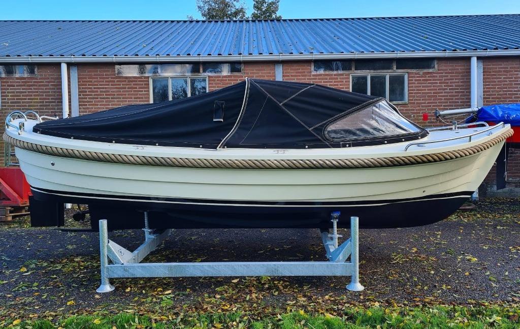 Bootstalling  in Friesland op de kant.