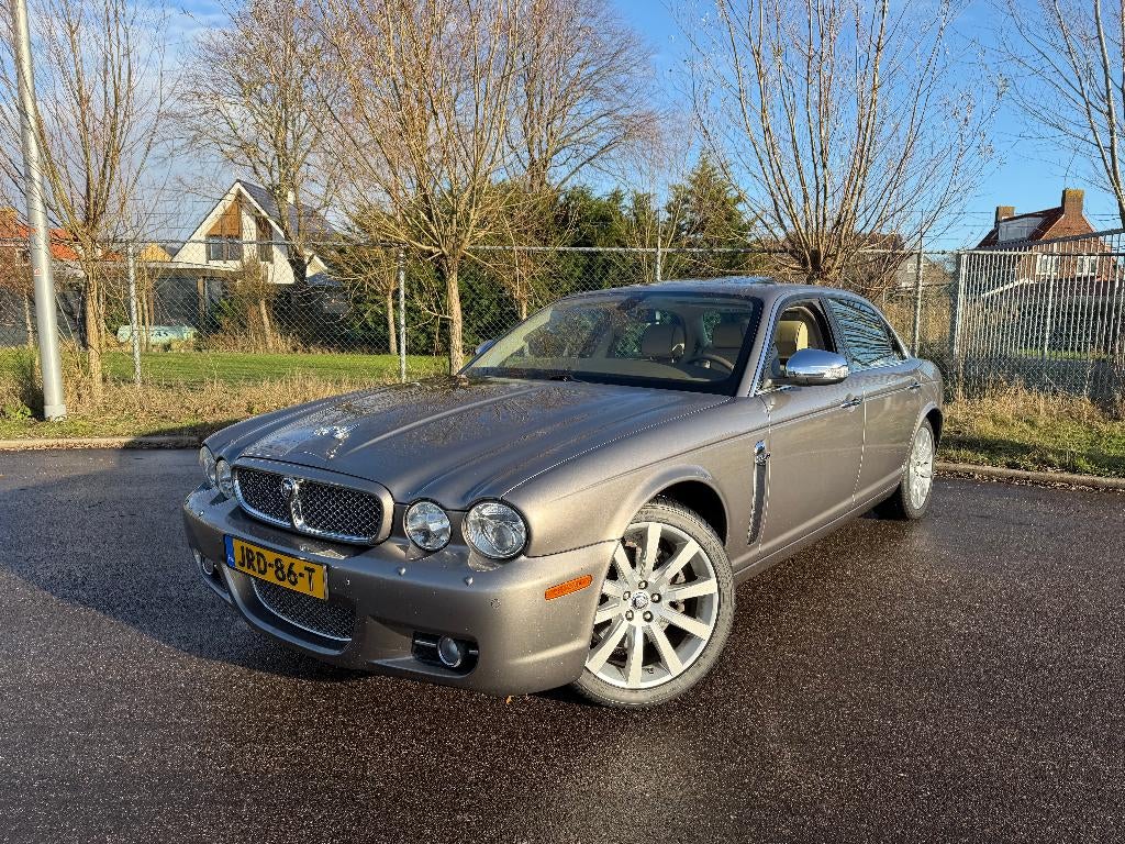 Jaguar XJ 4.2 V8 Vanden Plas LWB - Weinig KMs/Zeer Mooi, Auto's, Automaat, Achterwielaandrijving, 1795 kg, 298 pk
