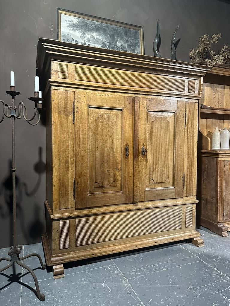 "HENDRICKX " Eiken Kast met briefpaneel 18e Eeuw., Antiek en Kunst, Antiek | Meubels | Kasten, Ophalen