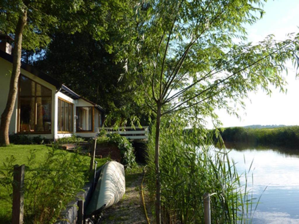 Te huur: Vakantiehuisje aan het water in Noord-Groningen (2, Internet, 1 slaapkamer, Chalet, Bungalow of Caravan, Aan meer of rivier