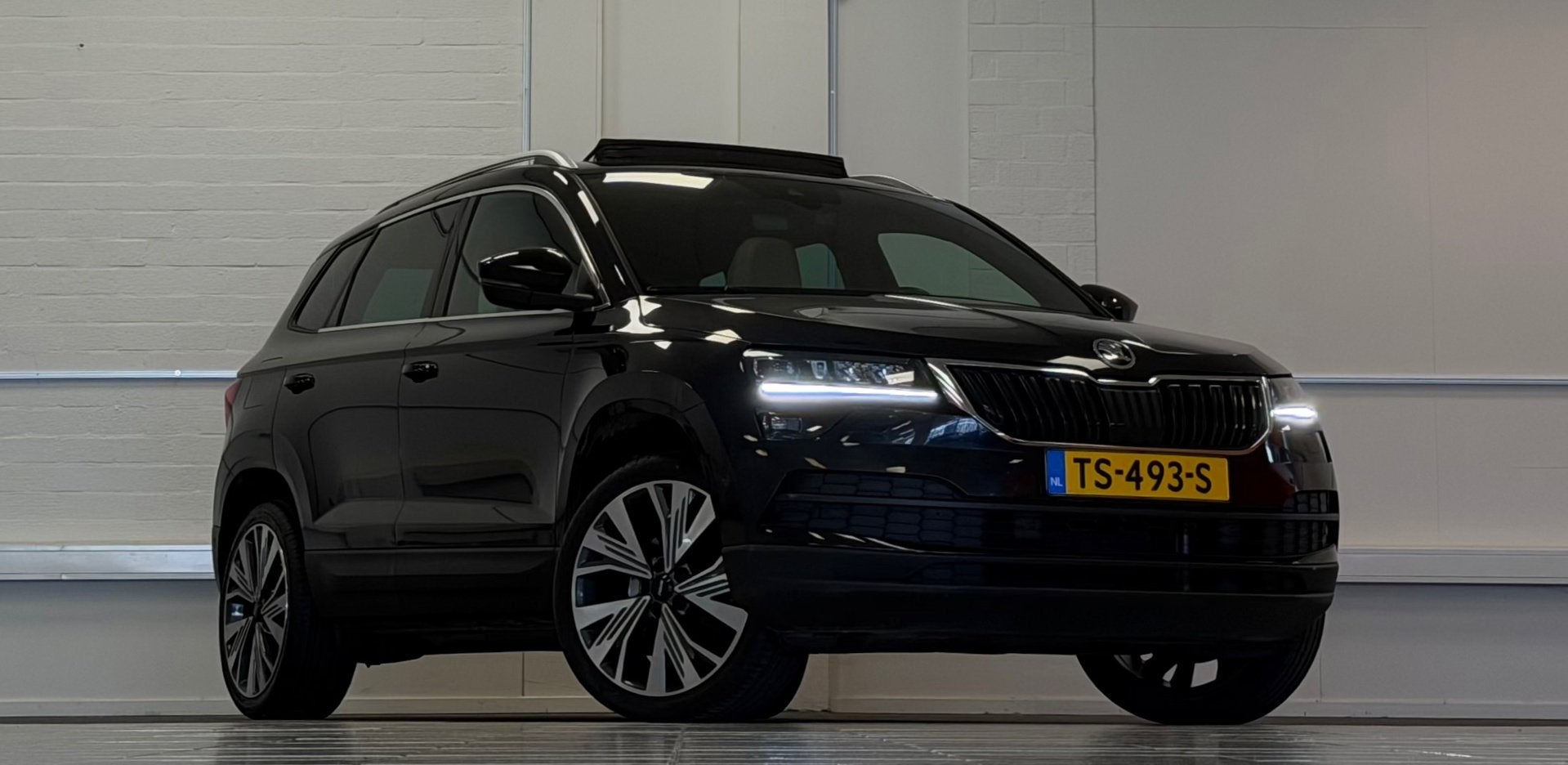 Skoda Karoq 1.5 TSI ACT Style Business Leder Pano Adaptieve, Auto's, 4 cilinders, 150 pk, Zwart, Bedrijf
