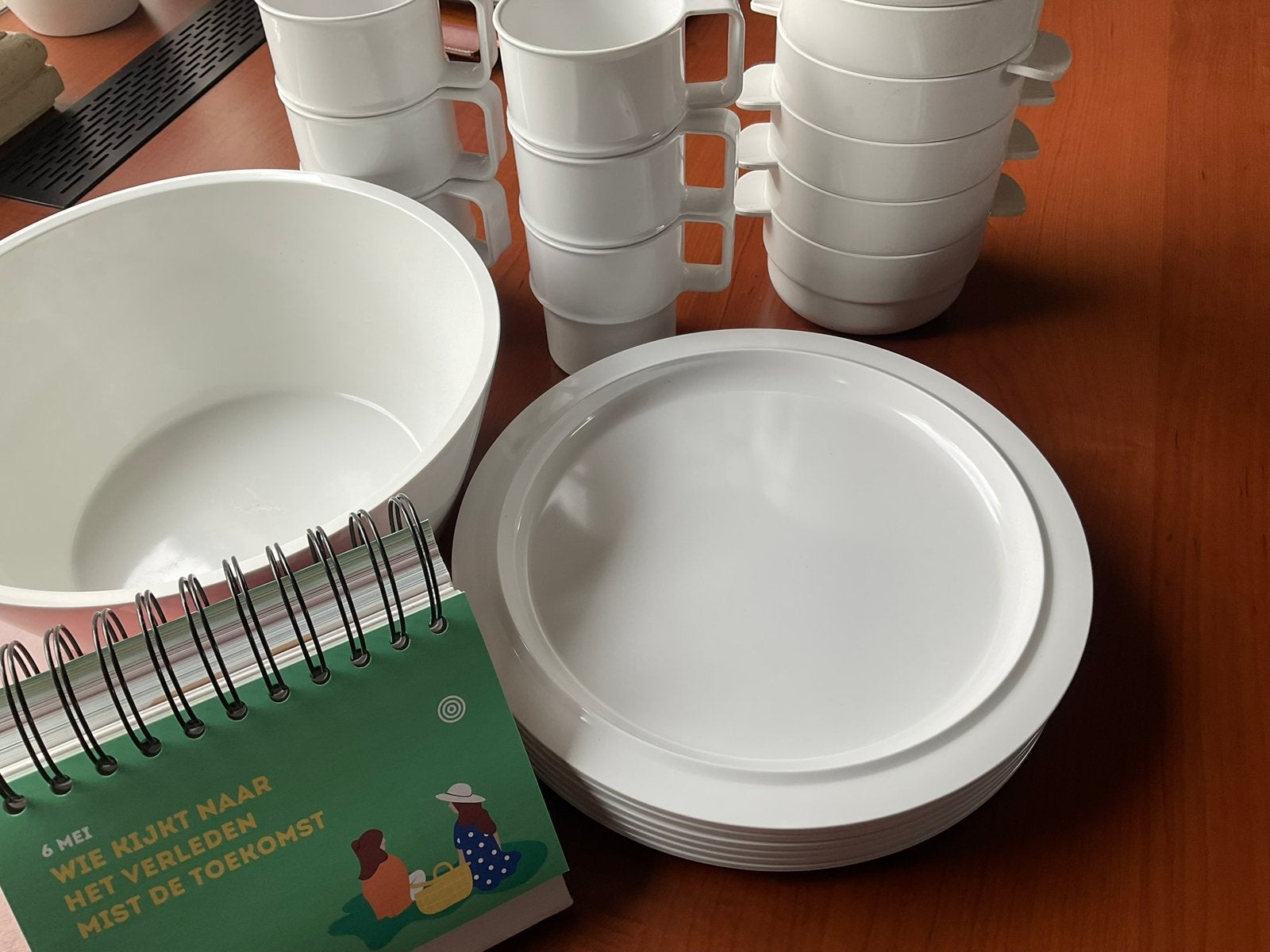Compleet 6 persoons wit kunststof (kampeer)servies, Kunststof, Ophalen of Verzenden, Zo goed als nieuw, Overige stijlen