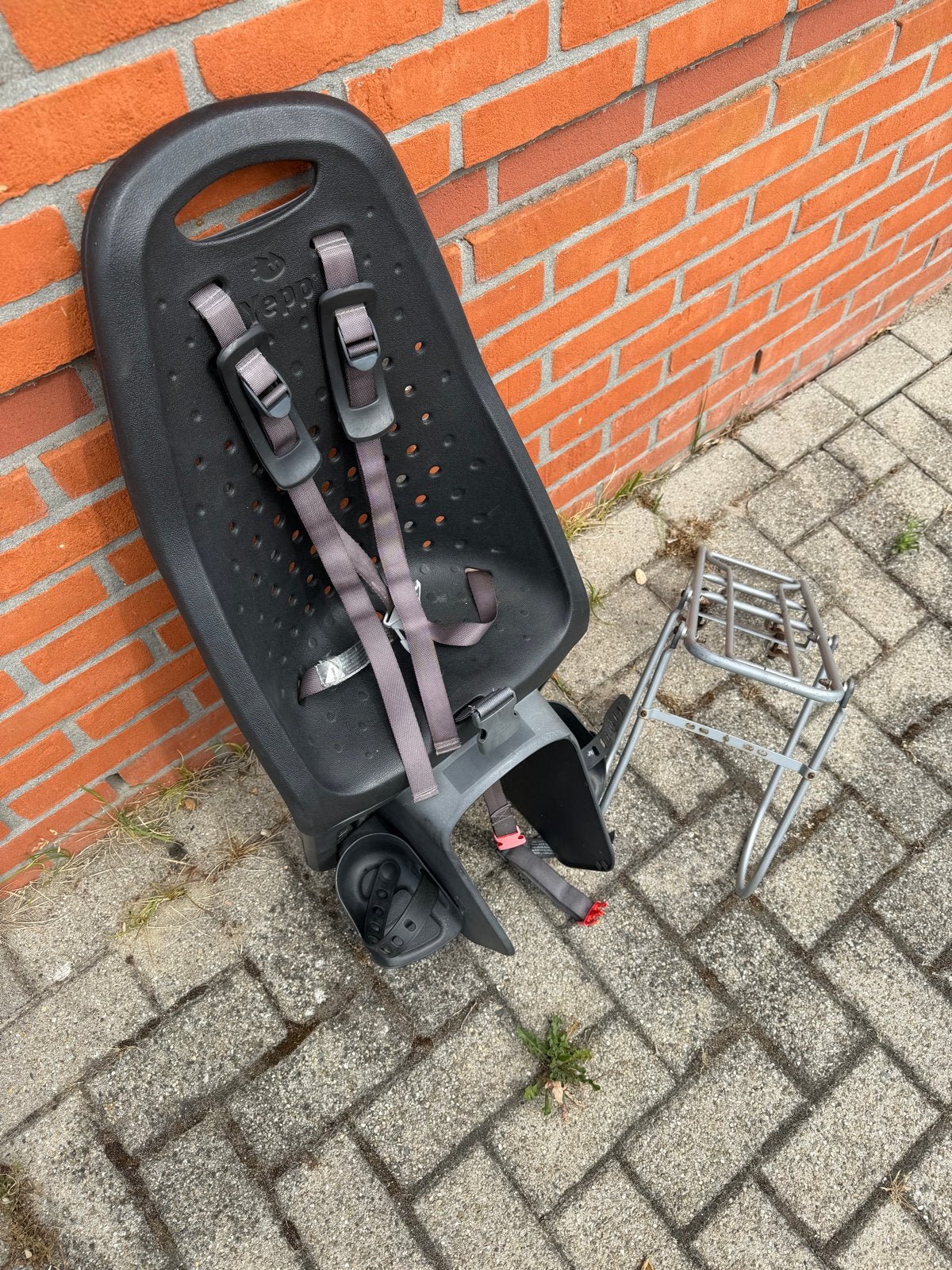 Yepp Achterzitje Fietsstoeltje Zwart met Voetsteuntjes, Fietsen en Brommers, Ophalen, Achterzitje, 9 t/m 36 kg, Gebruikt