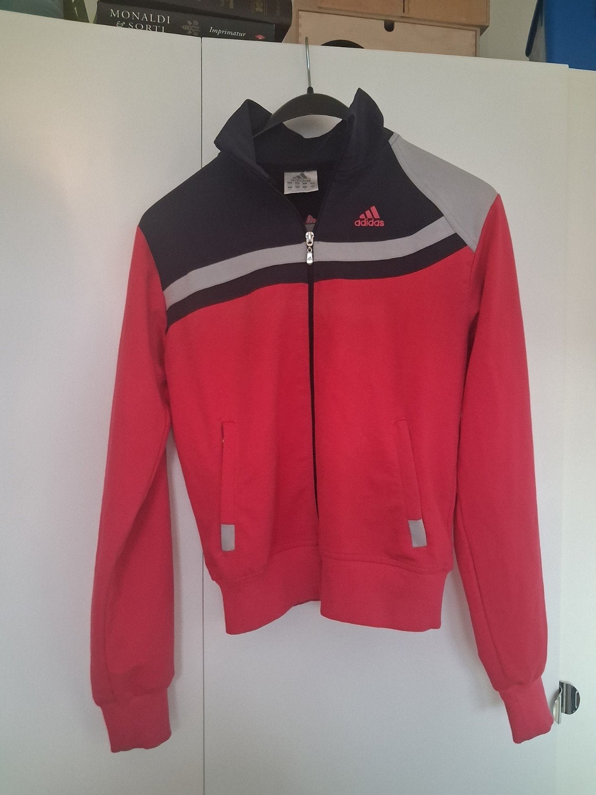 Adidas vest maat M - Rood, grijs en zwart, Maat 38/40 (M), Adidas, Ophalen of Verzenden, Lange mouw