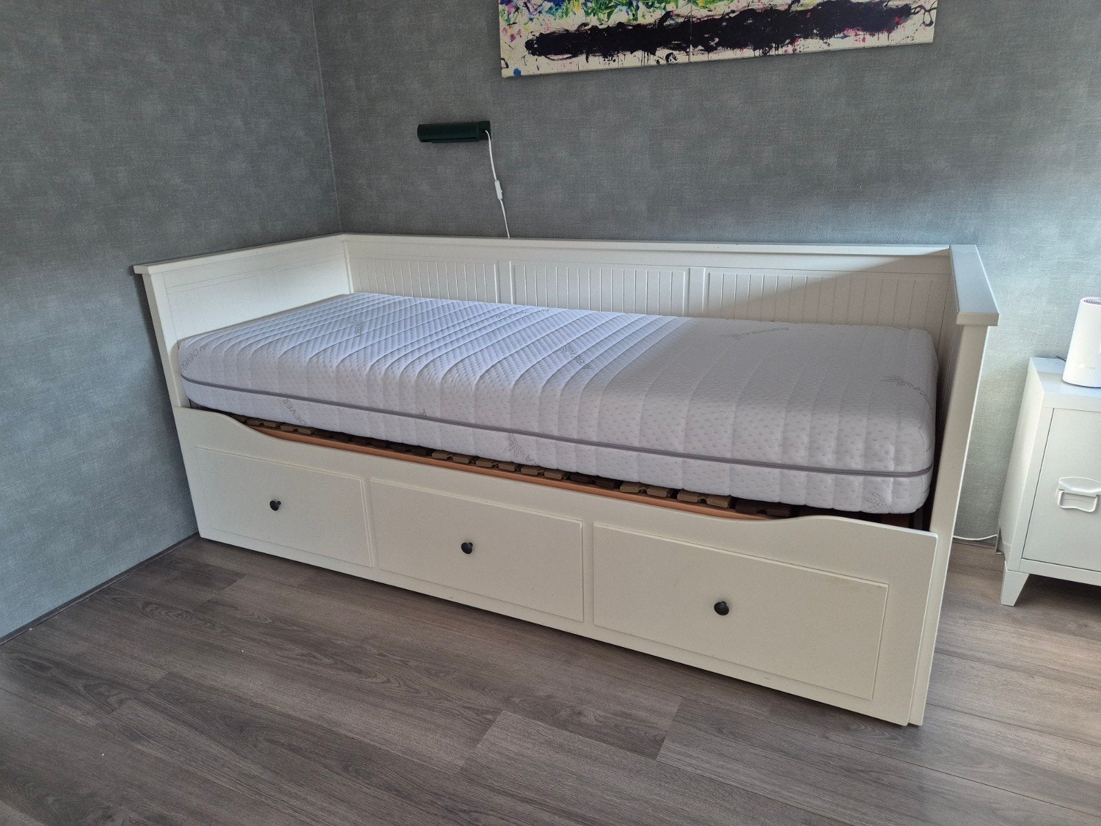 Ikea Hemnes bedbank + nw matras en lattenbodem, Ophalen, Wit, Tweepersoons, Zo goed als nieuw
