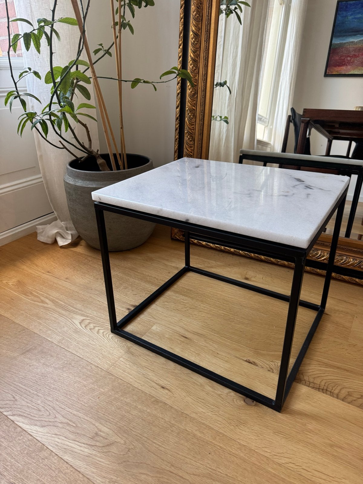 Marmeren bijzettafel met zwart metalen frame, Huis en Inrichting, Tafels | Bijzettafels, Ophalen, Minder dan 55 cm, Vierkant, Zo goed als nieuw