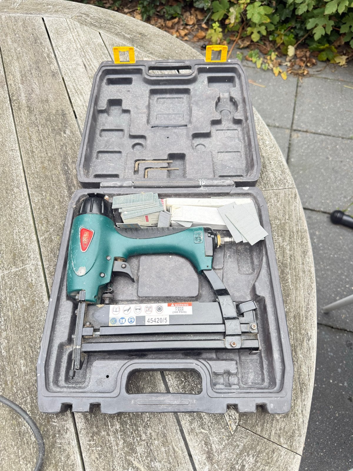 Airpress tacker/nietmachine met koffer en toebehoren, Doe-het-zelf en Verbouw, Ophalen, Gebruikt, Tacker/nietmachine, Overige merken