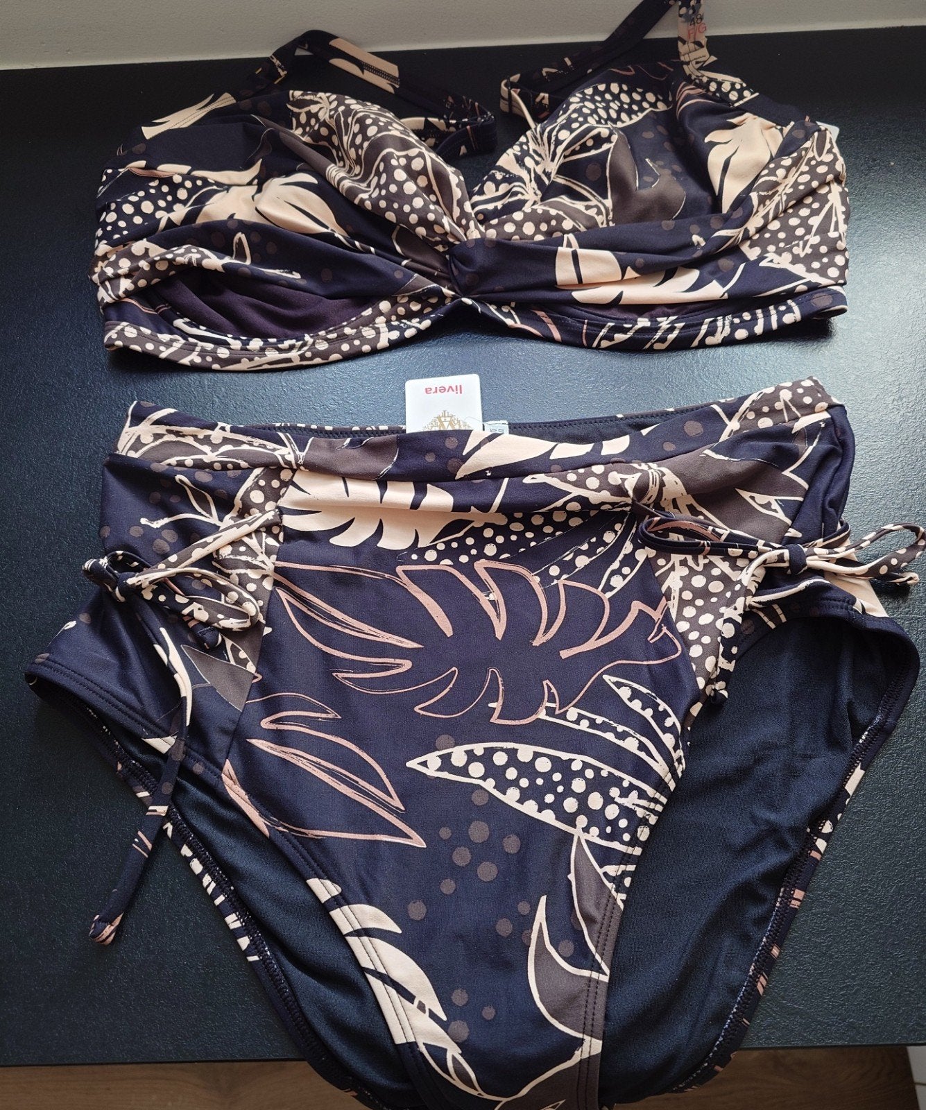 Nieuwe bikini van Livera, bikinibroek mt.44 bovenstuk 48F/G, Kleding | Dames, Livera, Ophalen of Verzenden, Nieuw, Bikini