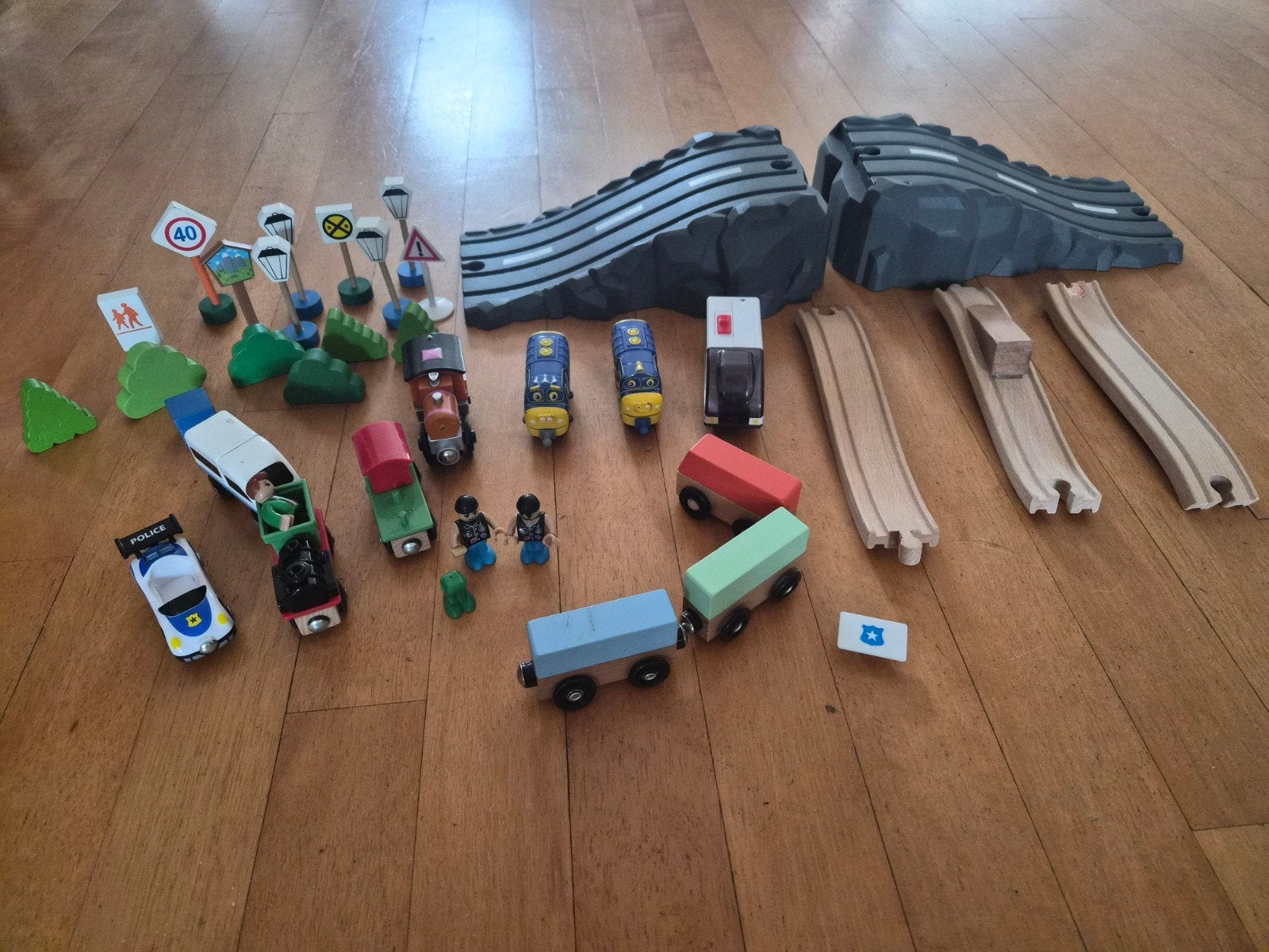 Houten treinbaan met accessoires en voertuigen, Ophalen of Verzenden, Gebruikt, Overige typen