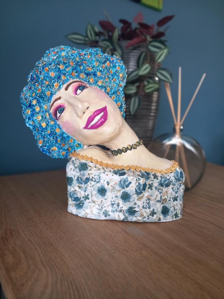 Kleurrijk beeld van papier-maché en klei, Ophalen