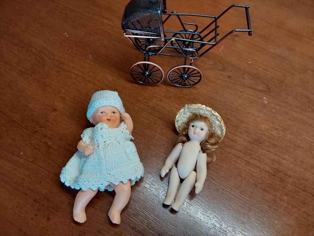 2 Antieke Poppen met Kinderwagen - Miniatuur Set, Ophalen of Verzenden, Gebruikt, Pop