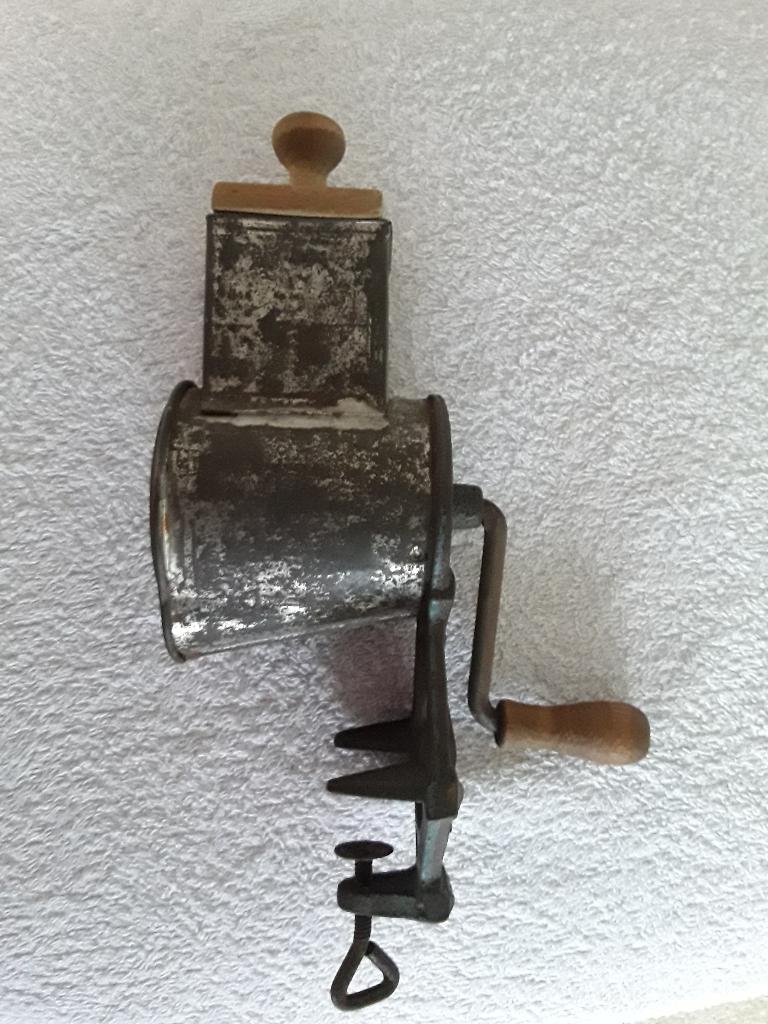 Nootmuskaatmolen oude metalen molen met rasp, Ophalen of Verzenden