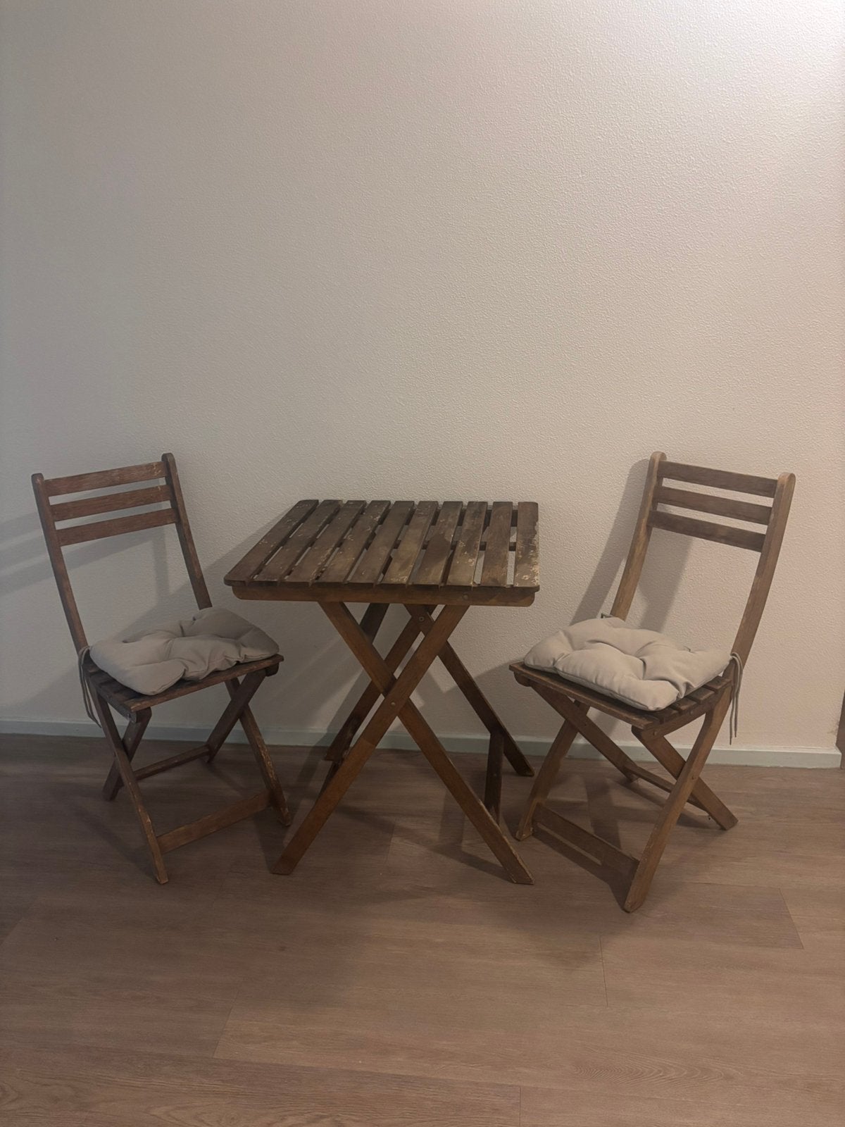 Bistroset / balkon tafel + stoelen ASKHOLMEN - Ikea, Tuin en Terras, Ophalen, Gebruikt, Hout, 2 zitplaatsen