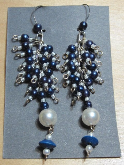 oo. Parelmoer wit/donkerblauw OORBELLEN (hangers) (2), Sieraden, Tassen en Uiterlijk, Oorbellen, Overige materialen, Hangers, Nieuw