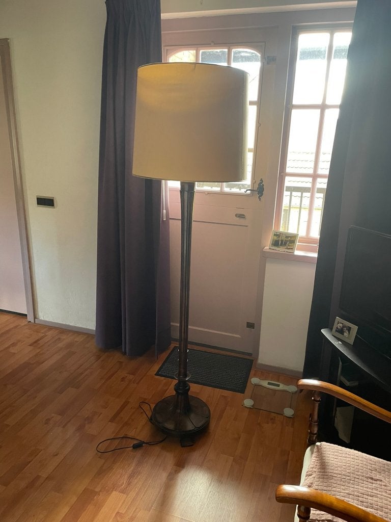 Staande schemerlamp met notenhouten voet, 180 cm hoog, Huis en Inrichting, Lampen | Vloerlampen, Gebruikt, Vintage, 150 tot 200 cm