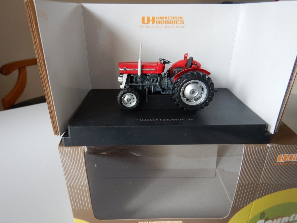 Universal Hobbies Massey Ferguson 135., Ophalen of Verzenden, Nieuw
