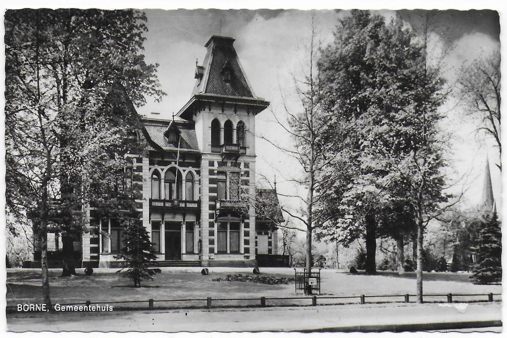 Borne Gemeentehuis Ansichtkaart uit 1954 (B7577), Verzamelen, Verzenden, 1940 tot 1960, Gelopen