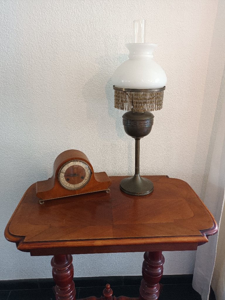 Antieke olielamp met bronzen voet, glazen kap en kralenrand, Ophalen of Verzenden