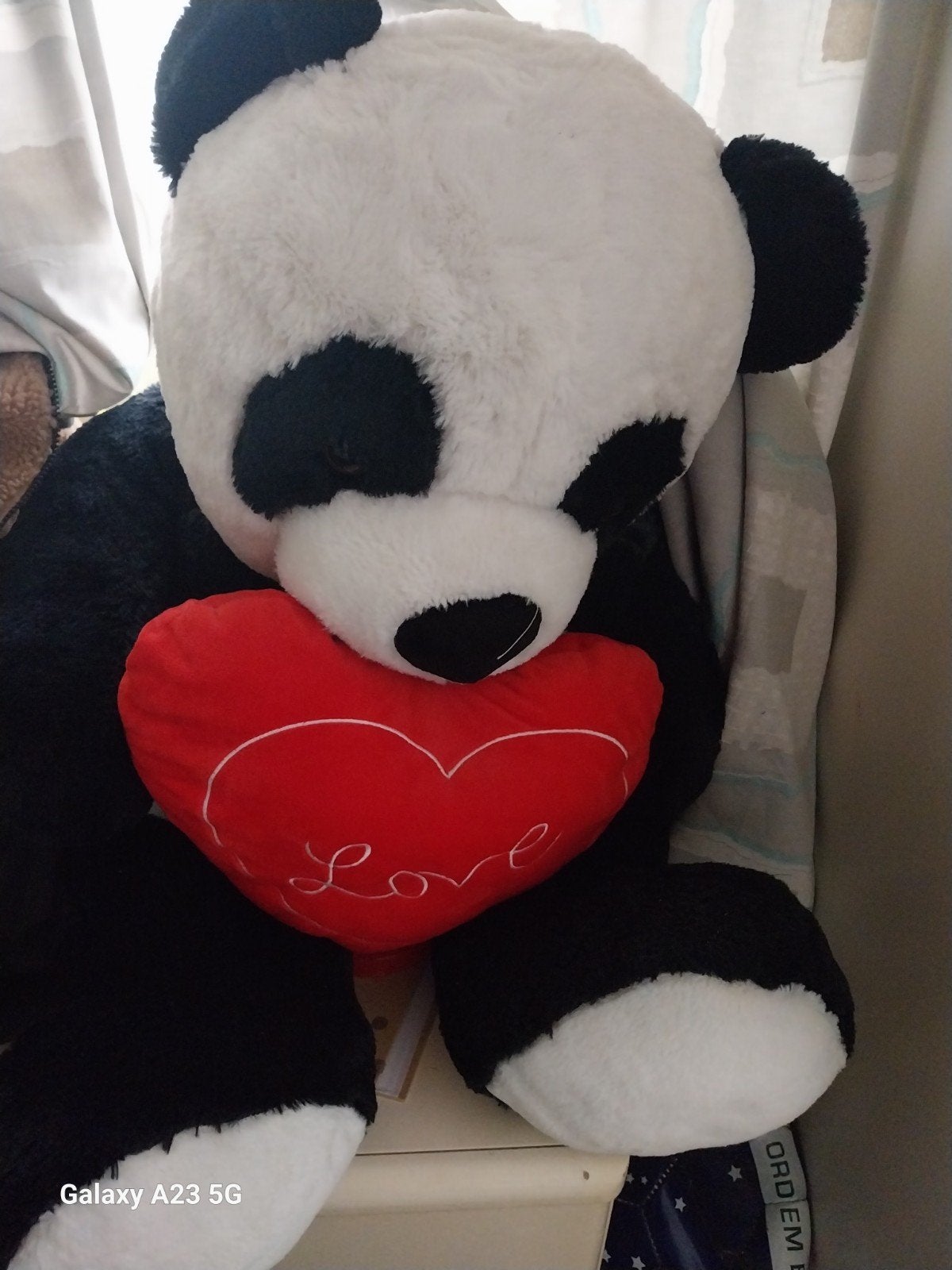 Grote panda knuffel met rood hart - Zo goed als nieuw, Kinderen en Baby's, Speelgoed | Knuffels en Pluche, Ophalen, Overige merken
