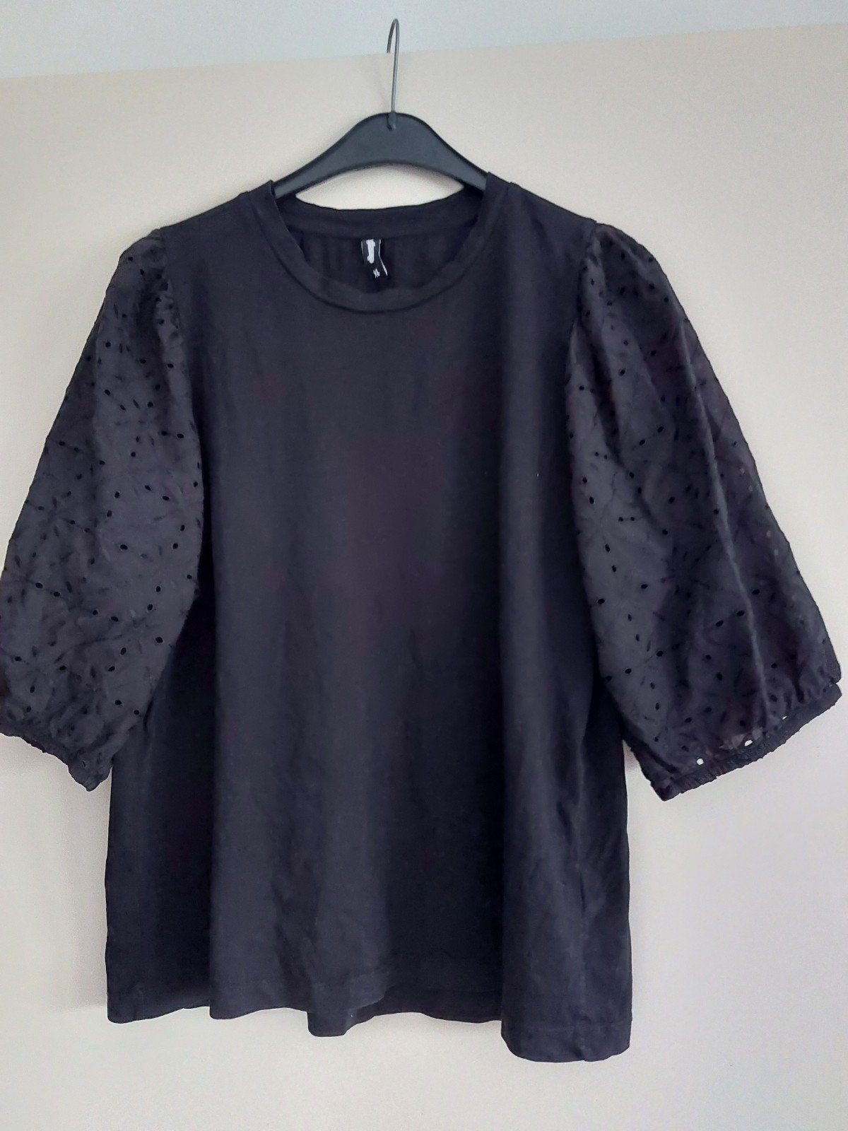 Zwart T-shirt Eksept met pofmouwen en opengewerkt detail, Kleding | Dames, Zwart, Maat 46/48 (XL) of groter, Ophalen of Verzenden