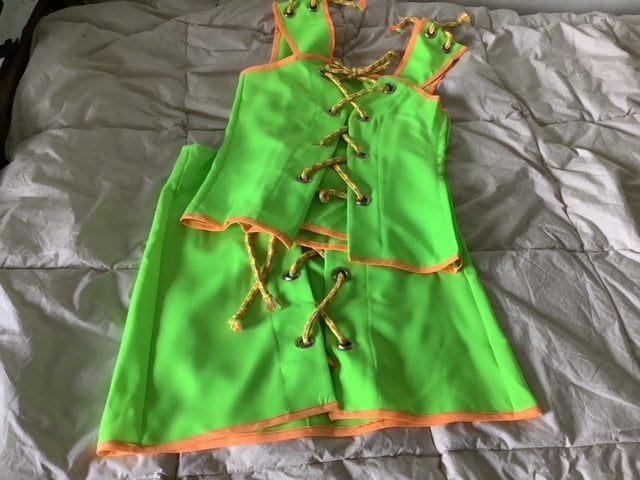 Nieuw! Neon Groen 2-delig Setje maat 36 model 1099, Carnaval, Nieuw, Ophalen of Verzenden, Onbekend