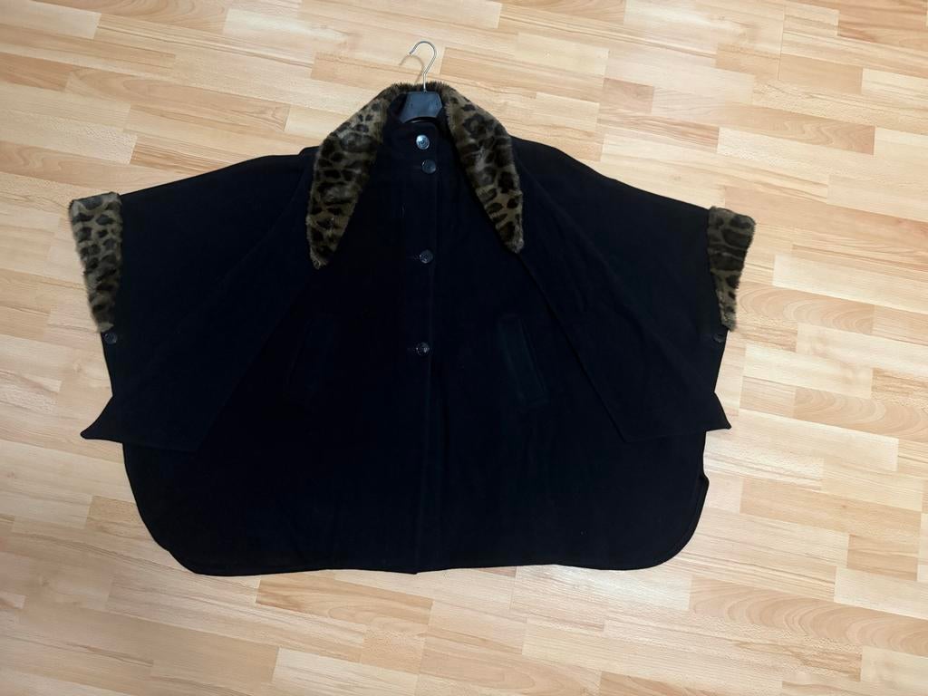 Zwarte cape met luipaardprint kraag en manchetten, Ophalen, Zo goed als nieuw, Maat 38/40 (M), Zwart