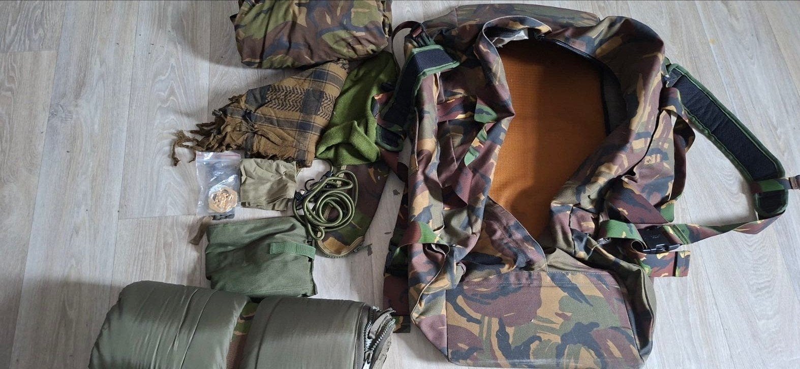 Leger Landmacht Woodlandtas met diverse uitrusting, Ophalen of Verzenden