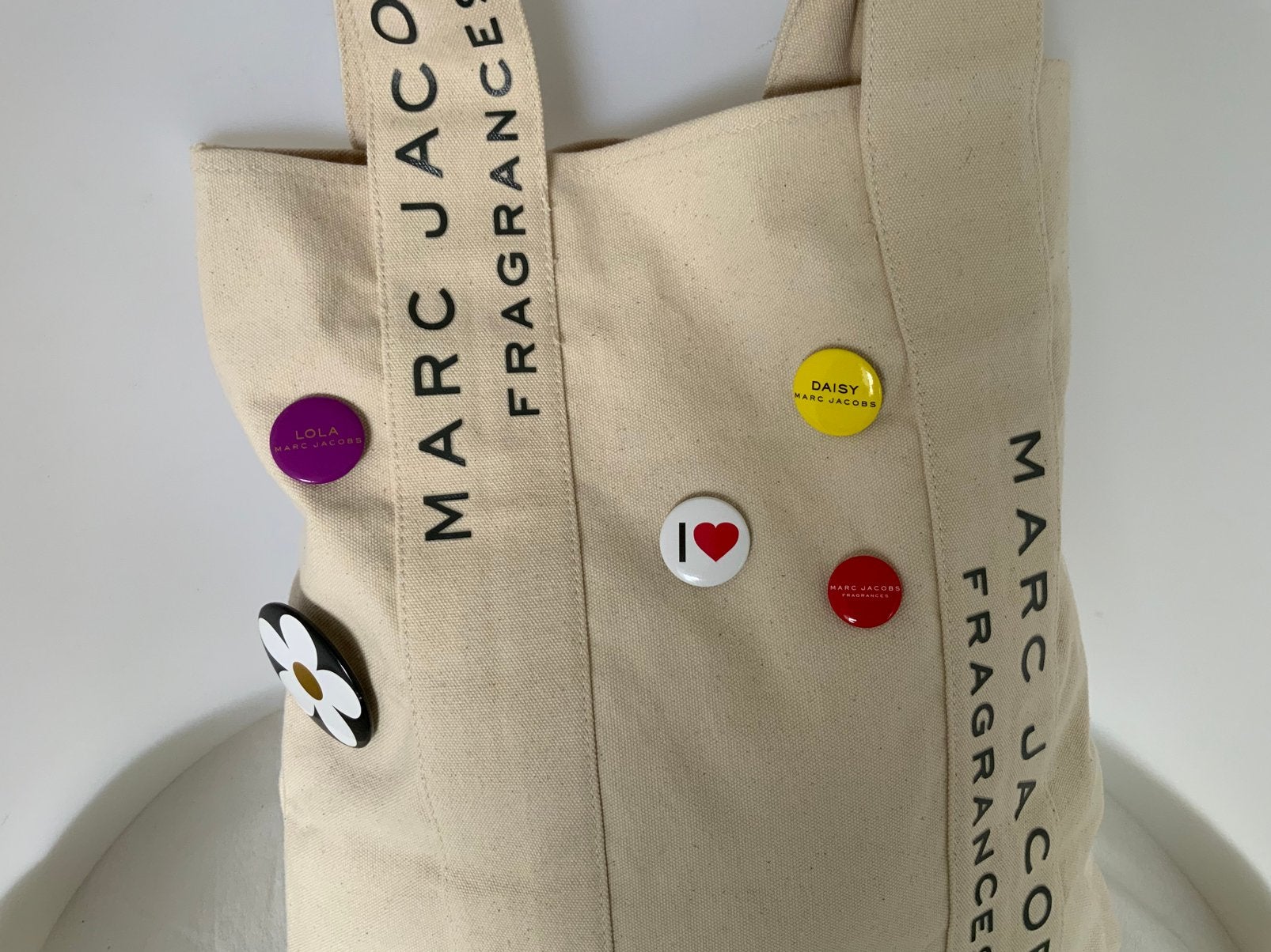 Marc Jacobs Fragrances Canvas Tote Bag met speldjes., Ophalen of Verzenden, Zo goed als nieuw, Beige, Shopper