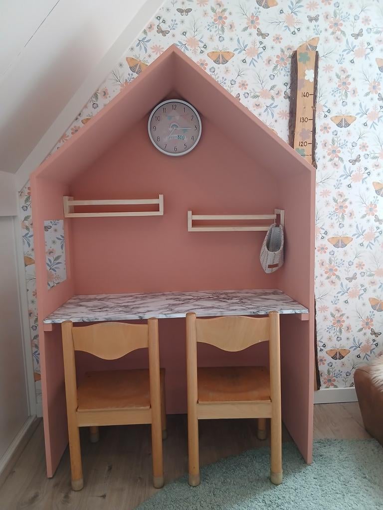 Roze kinderbureau huisje. Bureau kind., Ophalen, Tafel