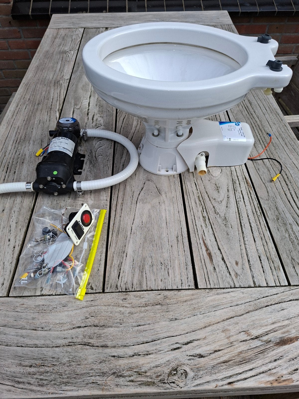 Jabsco Quiet Flush Toilet (elektrisch), Ophalen of Verzenden, Zo goed als nieuw, Kombuis en Sanitair, Zeilboot of Motorboot