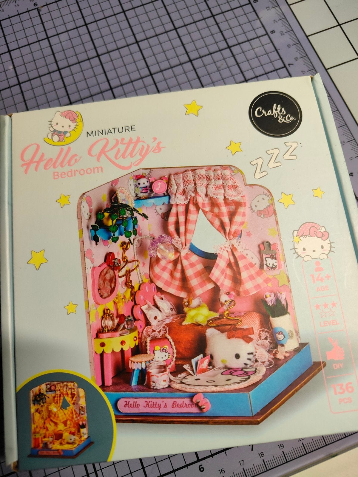 DIY Hello Kitty's Slaapkamer Miniatuur Knutselset, Hobby en Vrije tijd, Roze, Overige thema's, Nieuw, Educatief