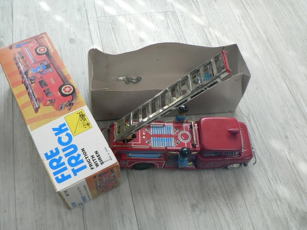 oude blikken brandweerwagen met doos china mf718 25 cm, Ophalen of Verzenden, Gebruikt, Overige