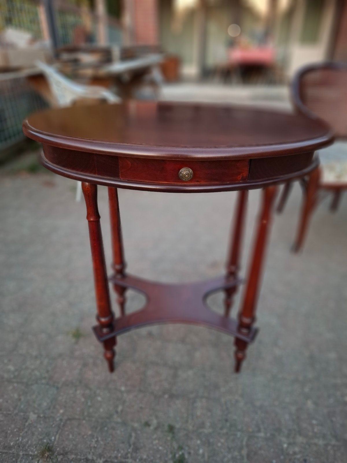 Notenhouten bijzettafel met lade, Ophalen