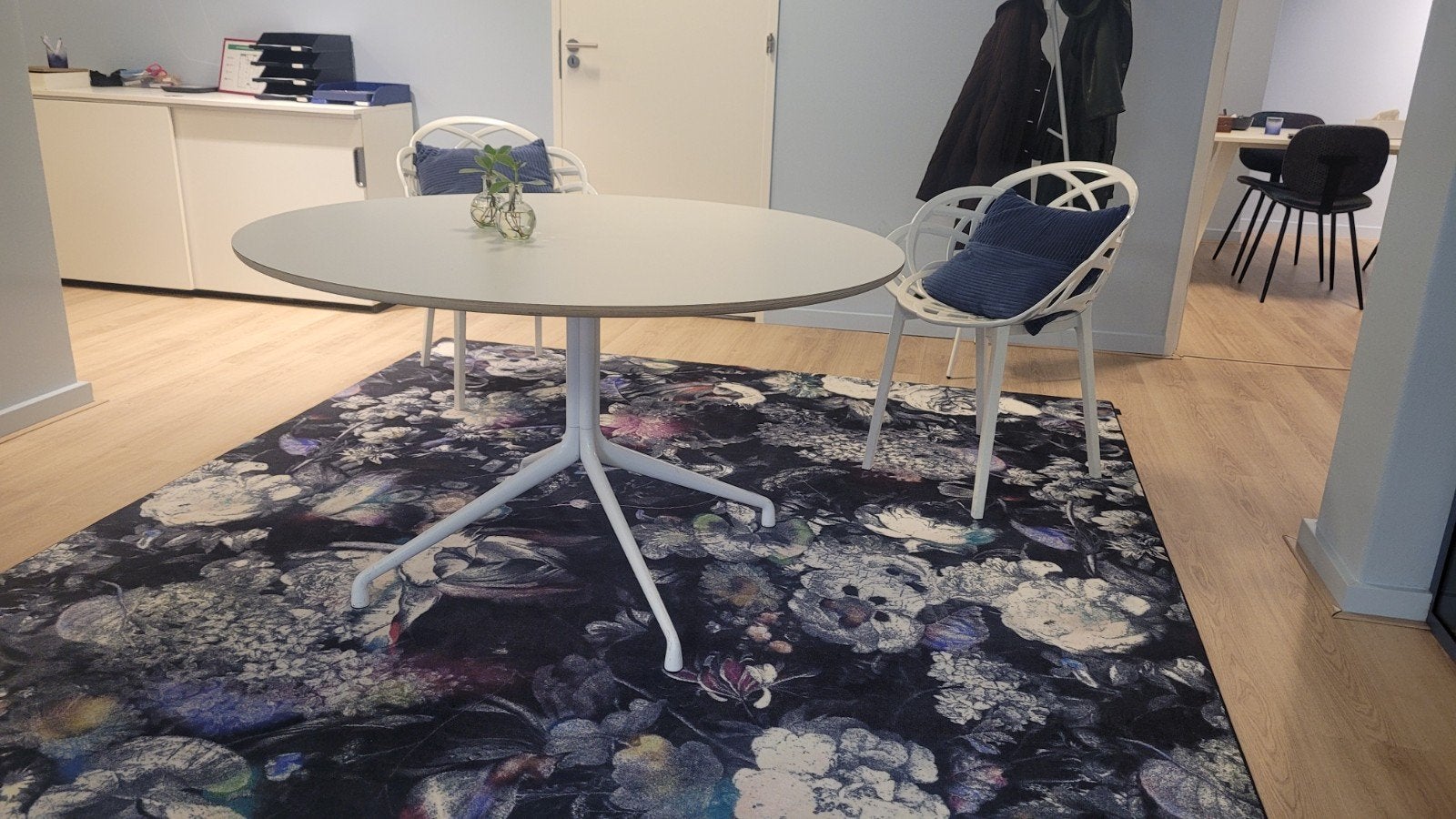 Hay eettafel met witte poten, Overige materialen, Rond, Ophalen of Verzenden, Zo goed als nieuw