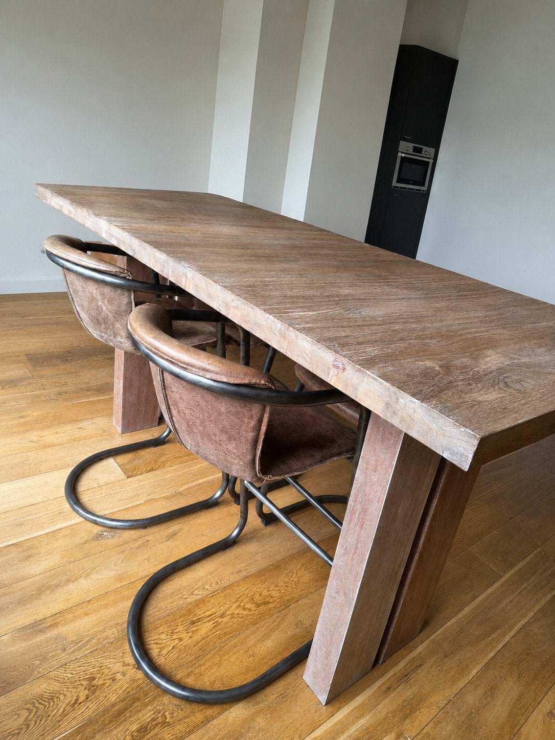 Hoge houten tafel (220x100x111) met 4 leren barkrukken, Huis en Inrichting, Tafels | Eettafels, Ophalen, Gebruikt, Rechthoekig