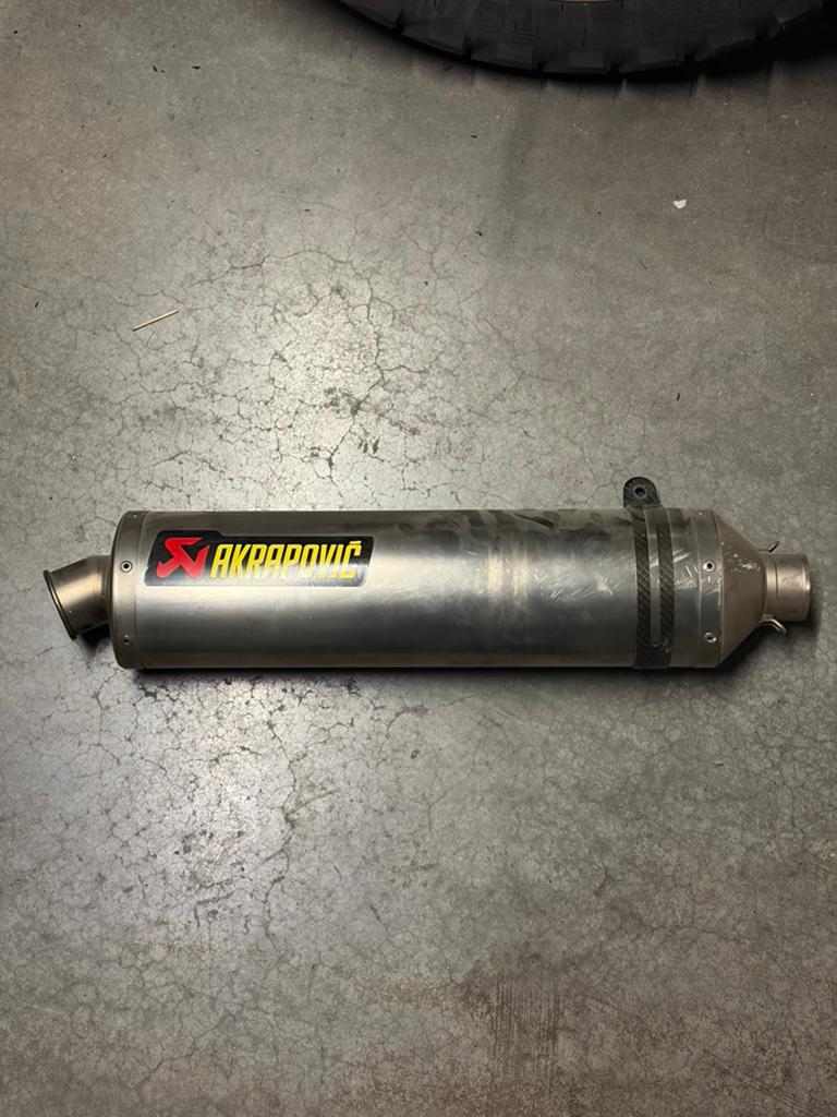Originele Akrapovic slip on uitlaat - Yamaha R6 1999-2005, Motoren, Ophalen of Verzenden