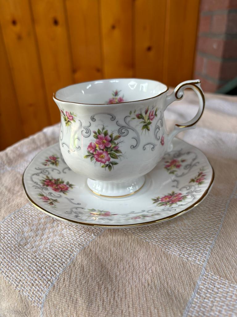 Queen's Rosina China kop en schotel met rozenmotief, Ophalen of Verzenden