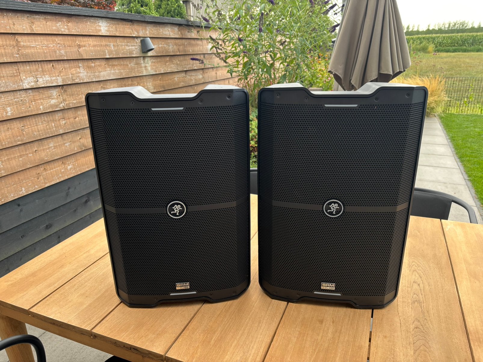 Mackie SRM210 V-CLASS 10 inch 2000 watt (set van twee), Ophalen, Zo goed als nieuw, Audio