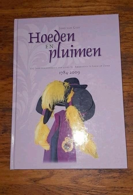 Hoeden en Pluimen door Joke van Gils gilde loon op zand, Ophalen of Verzenden, Gelezen, Heemkundekring