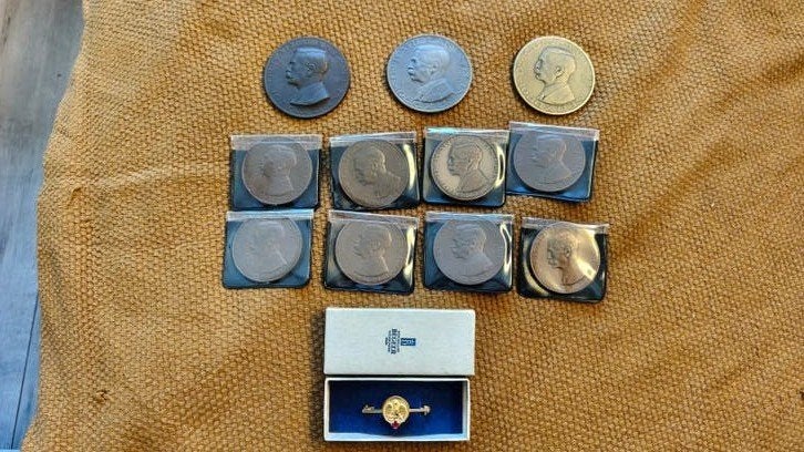 Elf oude penningen en dasspeld Rode Kruis., Ophalen of Verzenden, Landmacht, Nederland, Lintje, Medaille of Wings